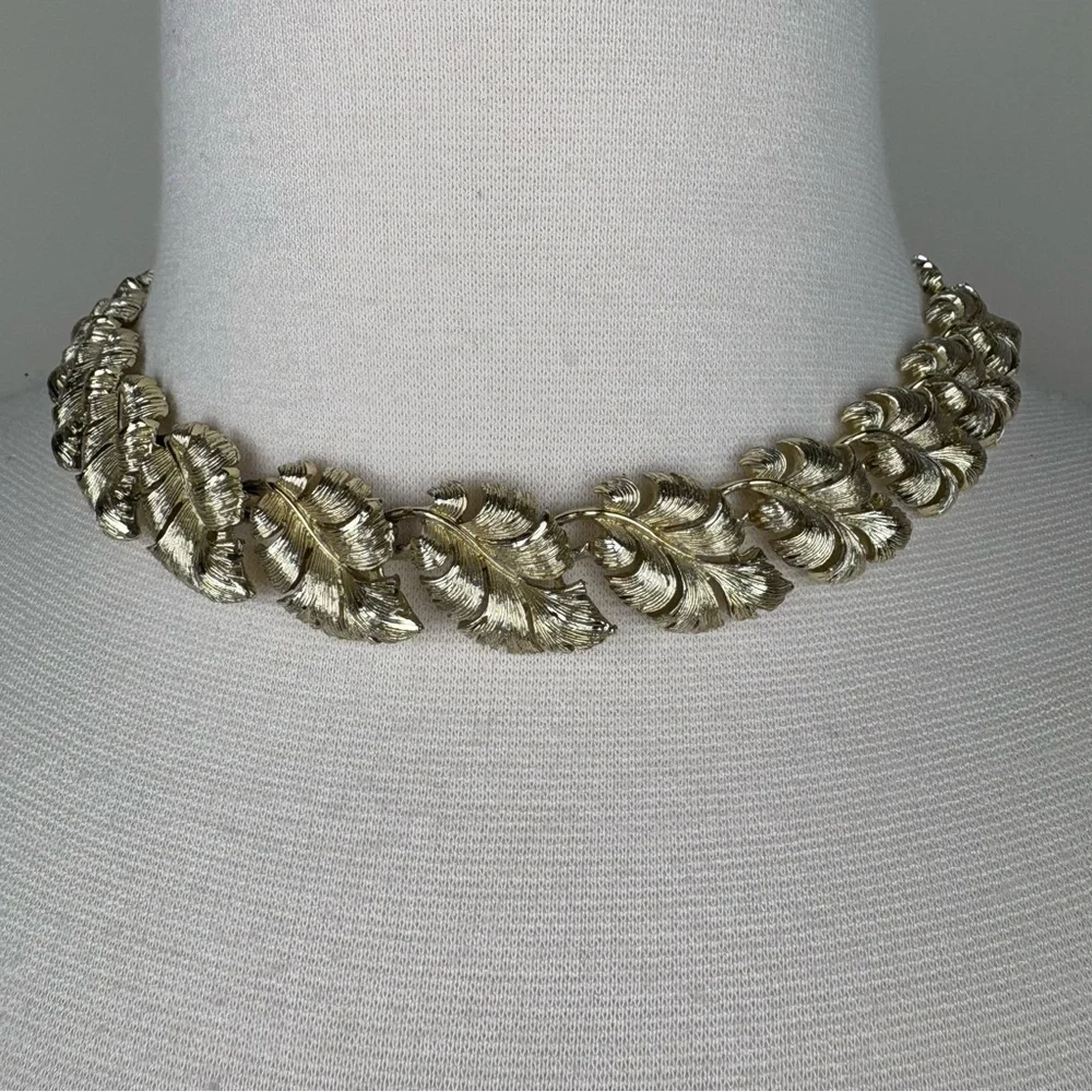 Vintage Lisner Choker Necklace Gold Tone Leaf Links Retro Necklace Classic Style
